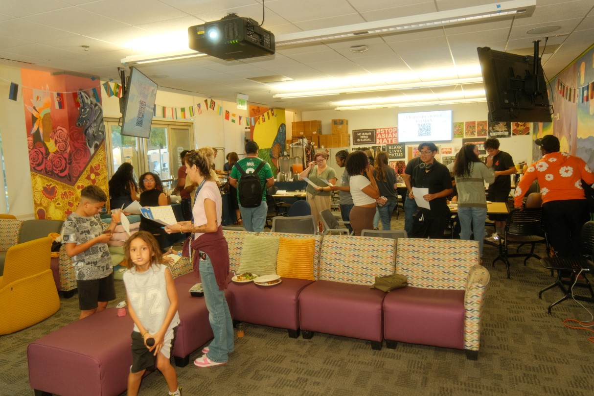 Scholars at welcome dinner